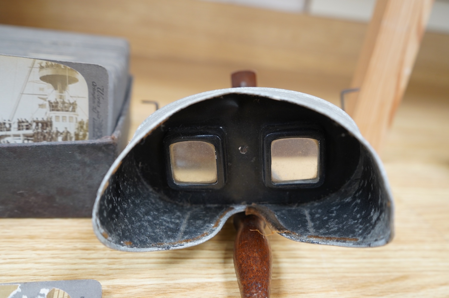 A hand held stereoscopic viewer with a selection of cards of Japanese scenes. Condition - fair.